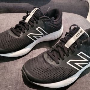 Womens size 7.5 new balance 520